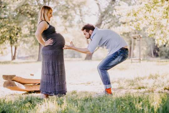 Kámen, ponožky, papír-ový lístek na Stouny