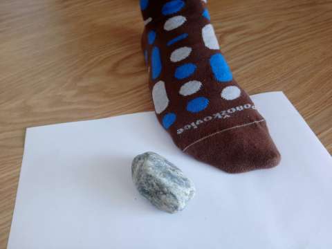 Kámen, ponožky, papír-ový lístek na Stouny