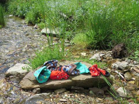 Kámen, ponožky, papír-ový lístek na Stouny