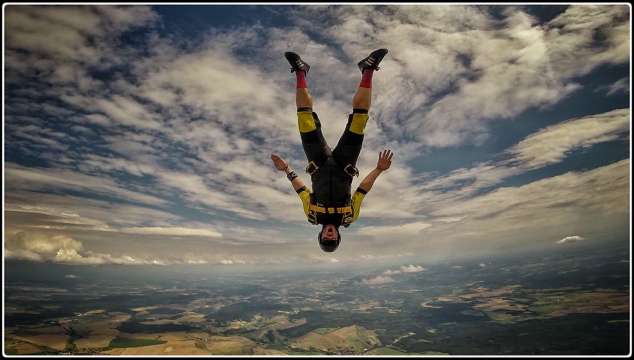 Kámen, ponožky, papír-ový lístek na Stouny